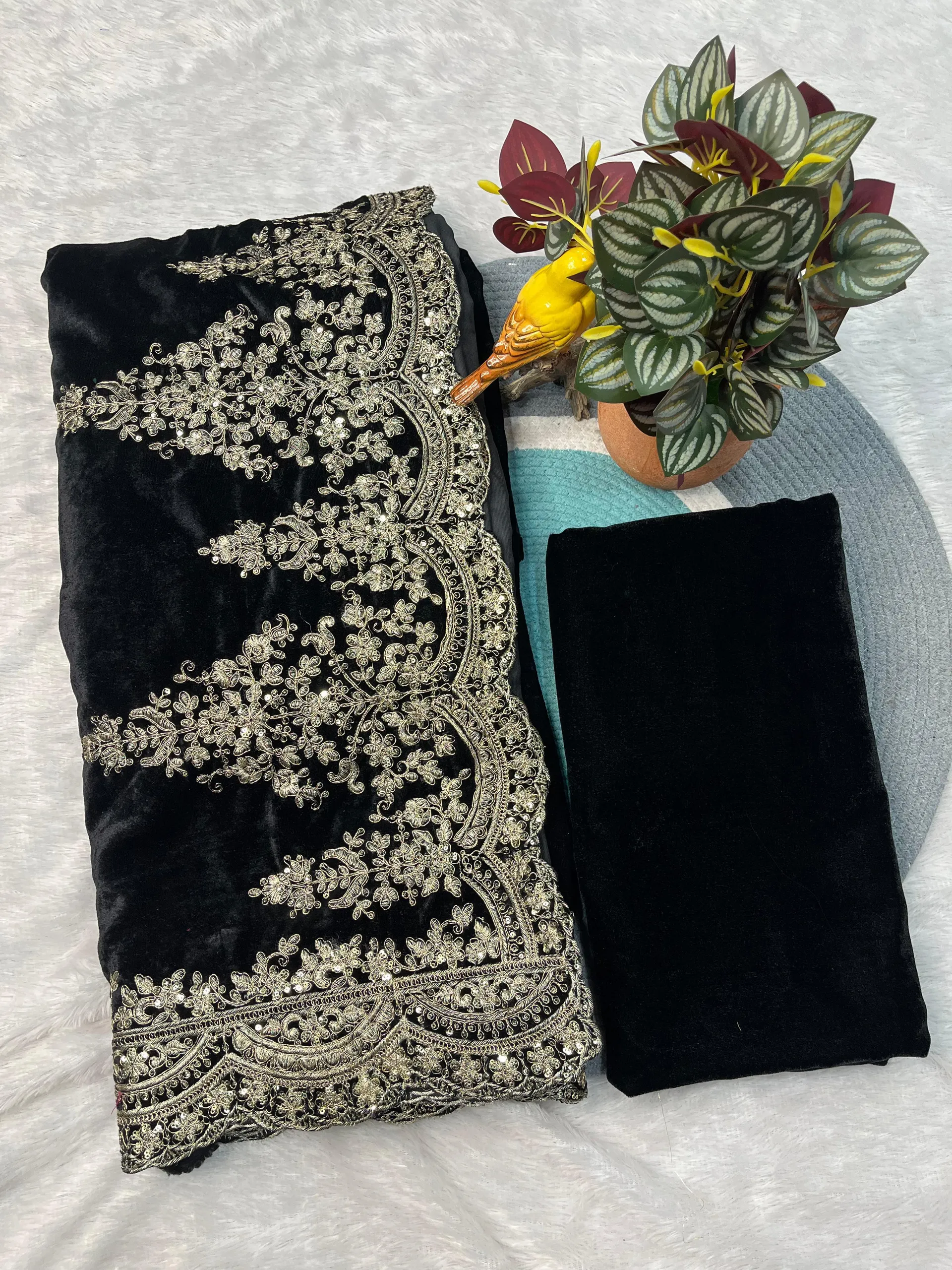 Luxurious Pure Viscose Velvet Designer Saree - View 4