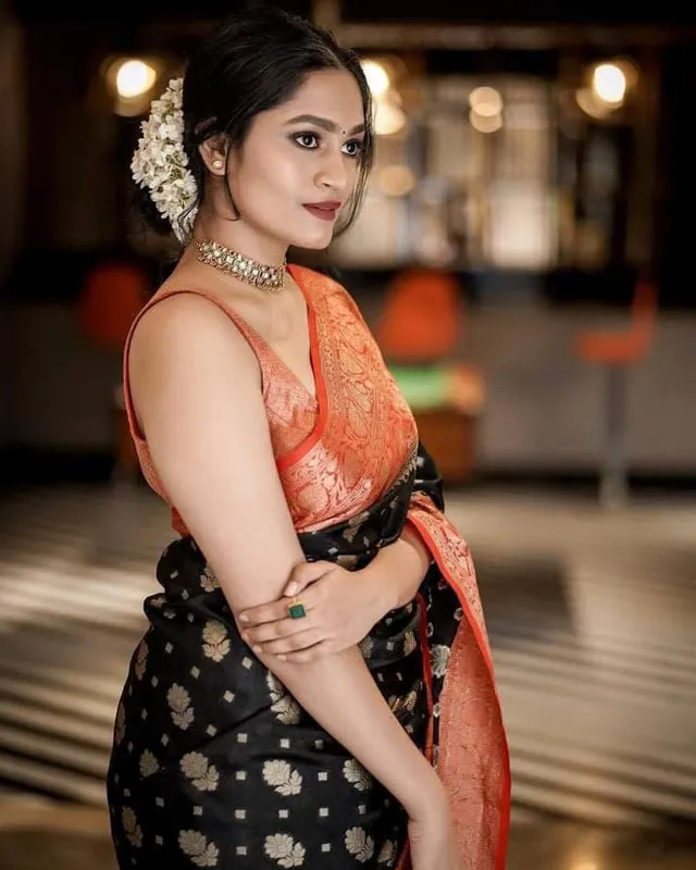 City of Banaras - Exquisite Banarasi Semi-Georgette Silk Saree - View 3