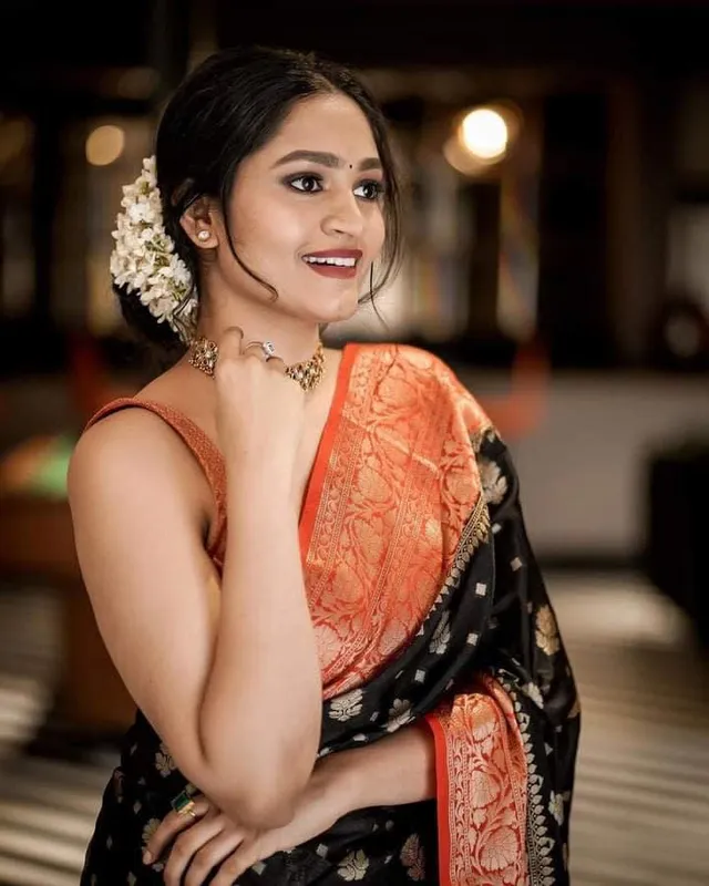 City of Banaras - Exquisite Banarasi Semi-Georgette Silk Saree - View 4