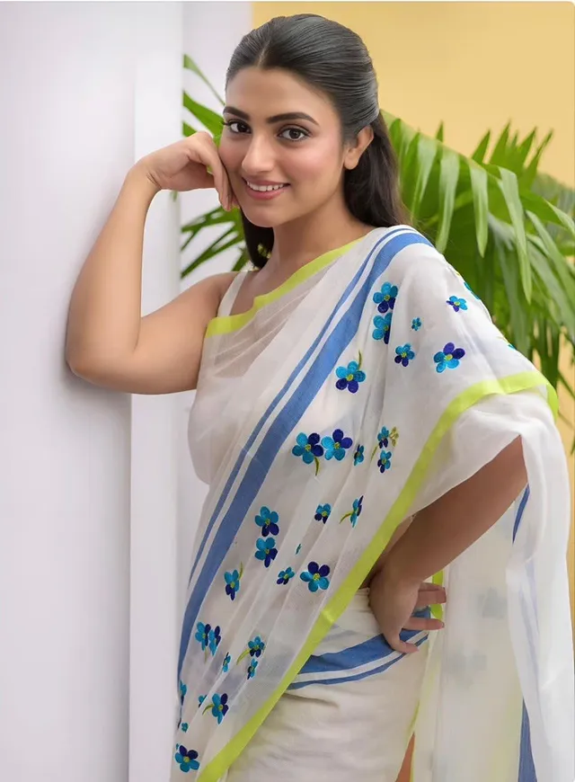 Premium Cotton Linen Digital Floral Print Saree - View 2