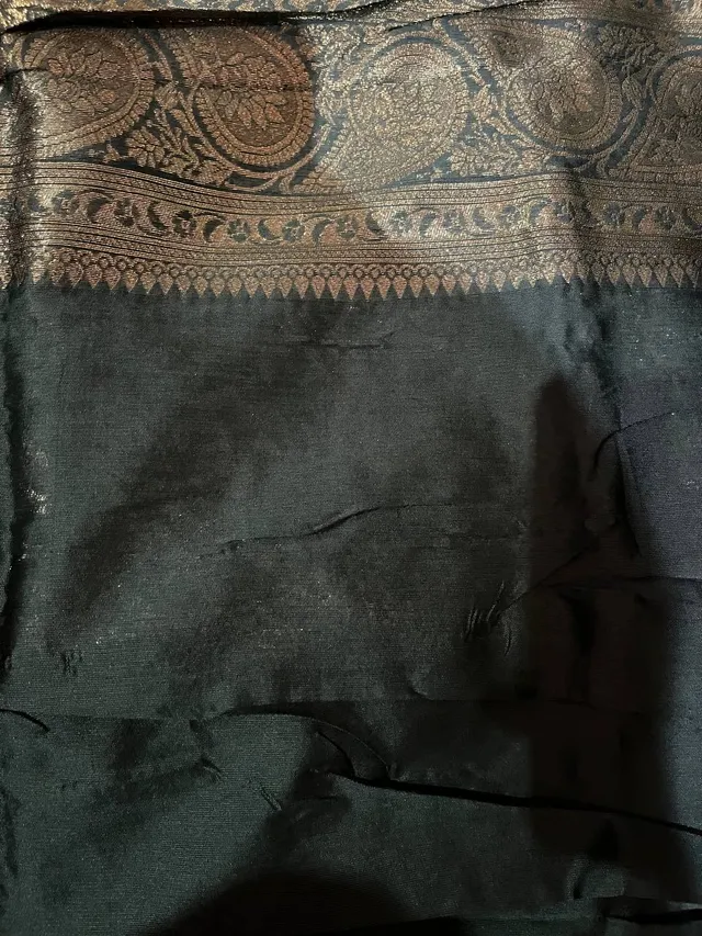 Graceful Grey Silk Saree with Golden Zari Weaving - View 5