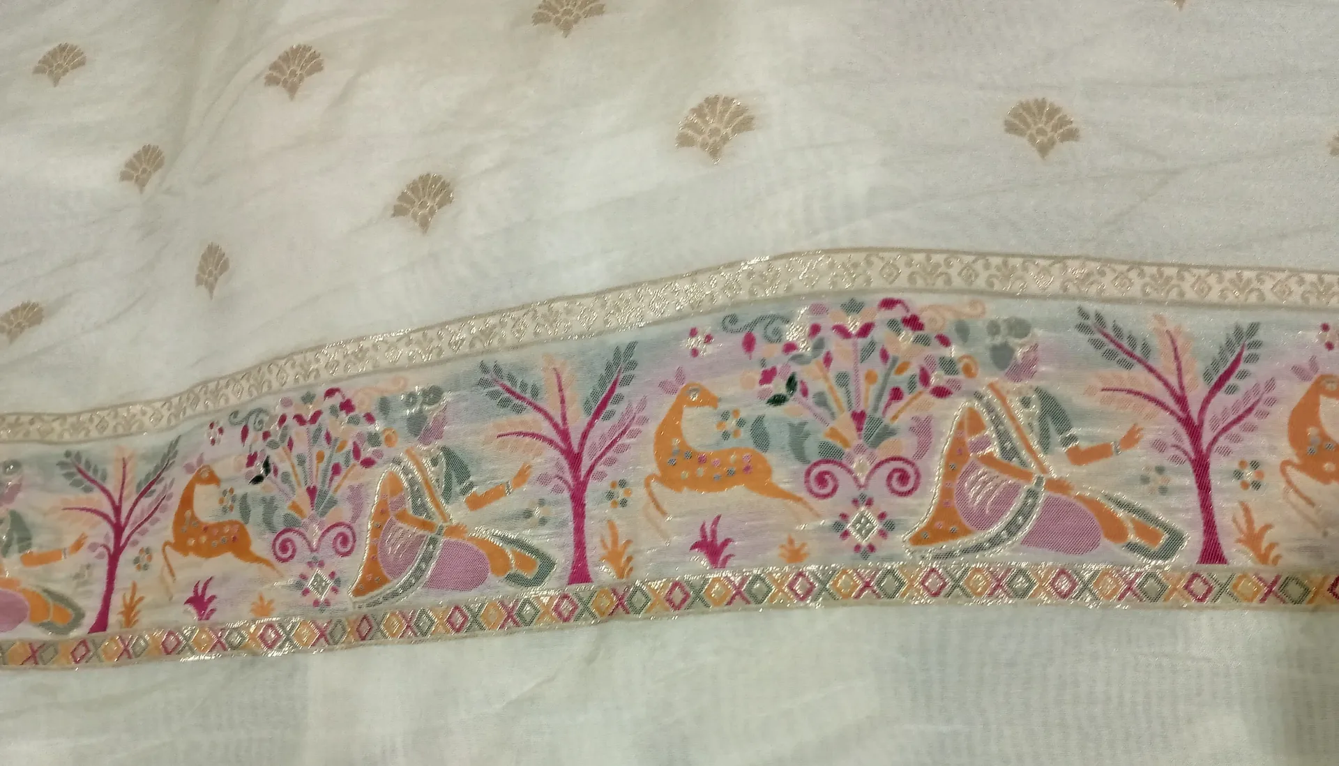 White Pure Kanjeevaram Silk Saree with Zari Weaving & Rich Pallu - View 4