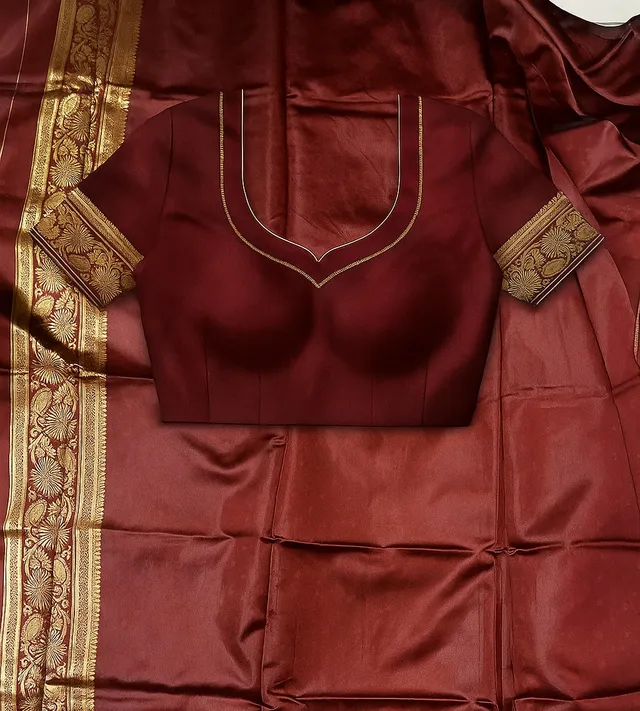 Emerald Maroon Kanjeevaram Silk Saree with Intricate Golden Zari Work - View 3