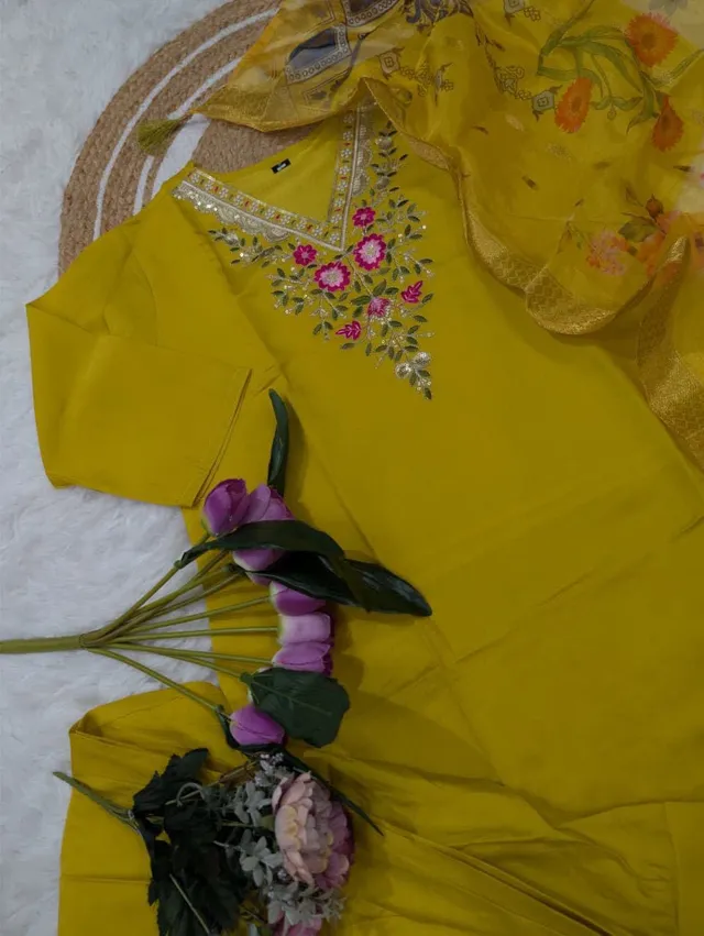 Women Pure Viscose Chanderi Embroidered Kurta Set - View 3