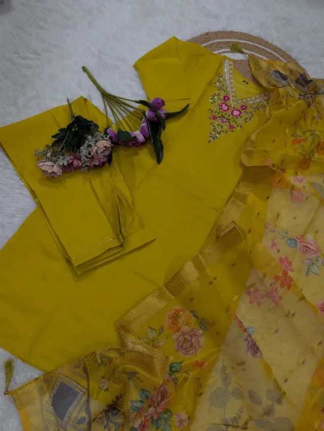 Women Pure Viscose Chanderi Embroidered Kurta Set - View 4
