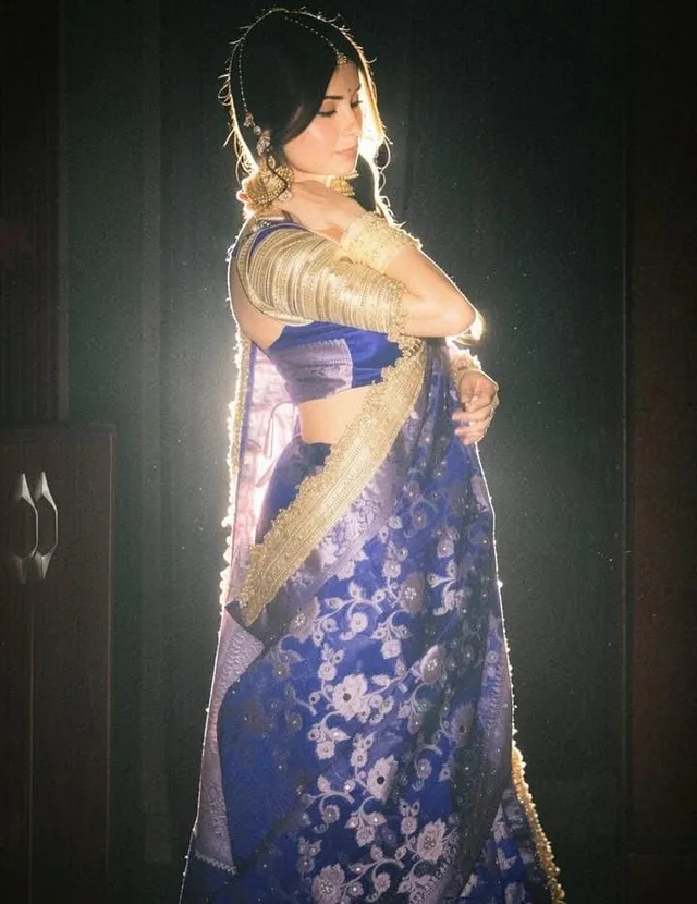 Banarasi Soft Tissue Silk Mirror & Pearl Work Saree - View 2